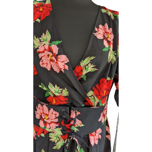 Czarna sukienka mini PRETTYLITTLETHING z gorsetowym wiązaniem w kwiaty Rozmiar 44 - zdjęcie 9